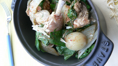 Pintade fermière en cocotte, blettes, vinaigre et parmesan