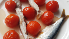 tomates cerises et sardines