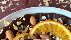 Ondulé craquant aux amandes, fraîcheur d'agrumes, pailletée pralinée et sirop de chocolat orange