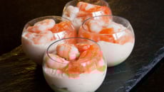 Verrines au saumon et crevettes sur lit d'avocat
