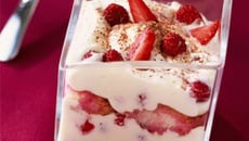 Tiramisu aux fraises, Philadelphia et liqueur de mûre