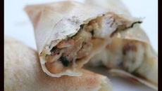 Samossas au poulet, ail des ours et tome de chèvre