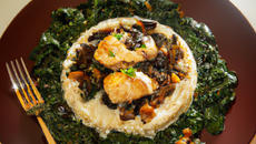 Chapon Fermier d'auvergne Label Rouge simplement rôti, florentine d'épinards aux raisins et aux pignons de pins, émulsion de riz basmati au lait de coco