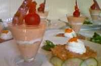 Bavarois de tomate et caillé de chèvre au basilic accompagné d'un tartare de truite et saumon à la mangue