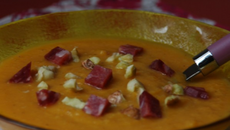 Soupe de potiron et lentilles corail, châtaignes et noix de jambon
