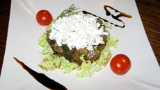 Chèvre frais aux herbes sur coussin de légumes du soleil