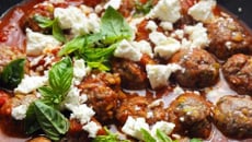 Petites boulettes d'agneau parfumées et tomates