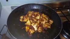 Poulet sucré-salé aux pignons de pin