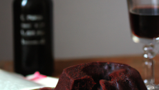 Cake au vin rouge et au chocolat noir