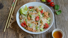 Salade de vermicelles de riz au poulet, tomates, concombre et cacahuètes