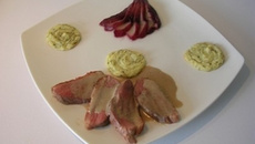 Magret de canard, poires au vin rouge accompagnés d'une sauce au roquefort