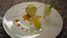 Macaron moelleux au citron, granité vodka orange et sorbet mandarine