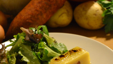 Mille feuilles de pommes de terre confites et saucisses de morteau.