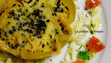 Tartelette de brick au thon parsemée de graines de sésame noir