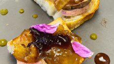 Tartine de foie gras, pétales de magret et farandole de compotées et Chutneys