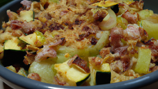 Crumble aux courgettes et aux lardons