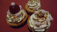 Cupcakes aux noisettes et cœur croquant, glaçage fondant aux amandes