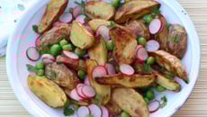Salade de pommes de terre primeur rôties aux petits pois frais et radis