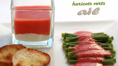 Comme un gaspacho de tomates, yaourt grec à la purée d'ail et haricots verts