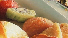 Crêpes, poires et kiwis en brochettes