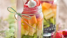 Salade de fruits à la fleur de sel de Guérande et mini meringues au poivre