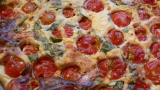 Clafoutis de tomate cerise au chèvre et basilic