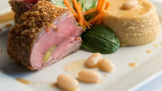 Carré filet d'agneau pané au pain d'épices et flan de Haricots Tarbais