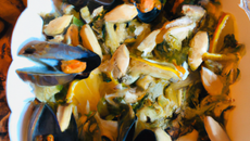 Salade de la mer : amandes, ail, surimis et moules 
