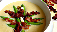 Soupe de courgette et petits pois au fromage et au bacon grillé