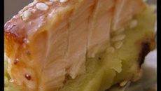 Saumon laqué, sésame et pois cassés au poivre chinois