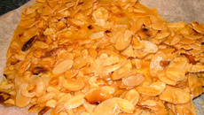 Caramel croquant aux amandes.