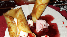 Cornets de crêpes et chantilly et confiture de framboise
