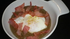 Soupe de lentilles du Puy, œuf poché et lamelles de bacon