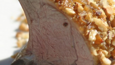 Carré d'agneau de lait des Pyrénées en croute de noix et de marrons du Périgord