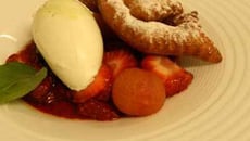 Gourmandises de fraises et framboises aux olives confites et tomates douces vanillées, sorbet citron basilic et bugne citron