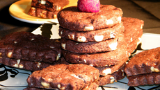 Sablés chocolat noir et blanc, fleur de sel et framboises