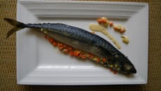 Maquereaux farcis à la moutarde et petits légumes