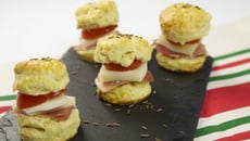 Scones au cumin, jambon cru, tomates cerises et pur fromage de brebis Etorki