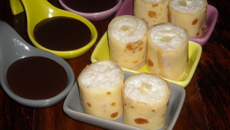 Makis de crêpes au lait de coco et ananas, sauce au chocolat