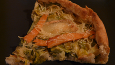 Tarte aux poireaux, saumon fumé et fromage de chèvre