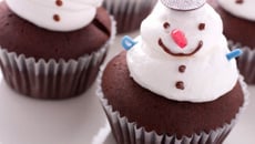 Cupcakes au chocolat en meringue de bonhomme de neige