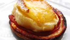 Camembert sur pommes de terre sur bacon sur lit feuilleté