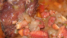 Bœuf bourguignon découpé en cubes et longtemps mijoté