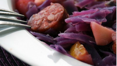 Chou rouge aux pommes et saucisse fumée