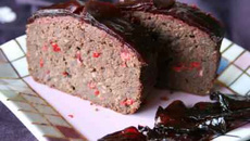 Le rouge et le noir, cake chocolat-betteraves-baies roses.
