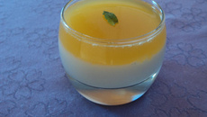 Verrine de lait de coco et gelée d'ananas