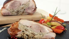 Epaule de porcelet farcie aux cèpes et son jus, méli-mélo de légumes d'Antan