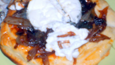 Tartelettes feuilletés aux oignons confits et chèvre frais