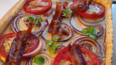 Tarte chèvre bacon oignon poivron tomate