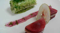 Lieu Jaune en vapeur de coriandre et gingembre, riz des Incas au Pesto et compressé de Betterave, pomme verte et anguille fumé, jus réduit de cuisson